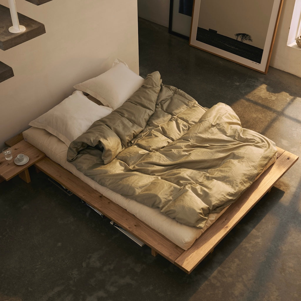 Japan sänkyrunko ja yöpöytä, sävy öljytty tammi.