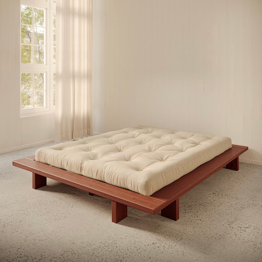 Terra Red Japan sänkyrunko futonpatjan kanssa.