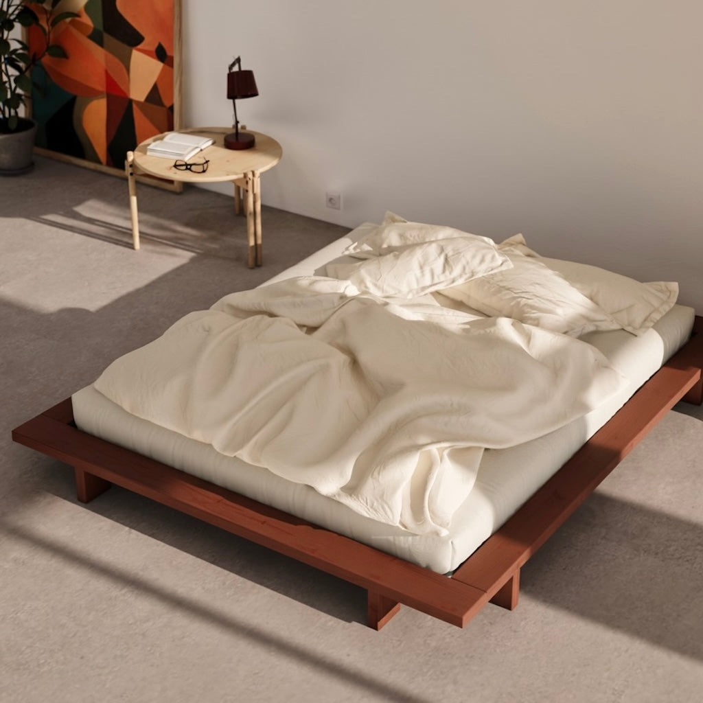 Terra Red Japan sänkyrunko futonpatjan kanssa.