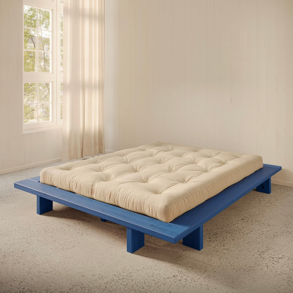 Vivid Blue Japan sänkyrunko futonpatjan kanssa.