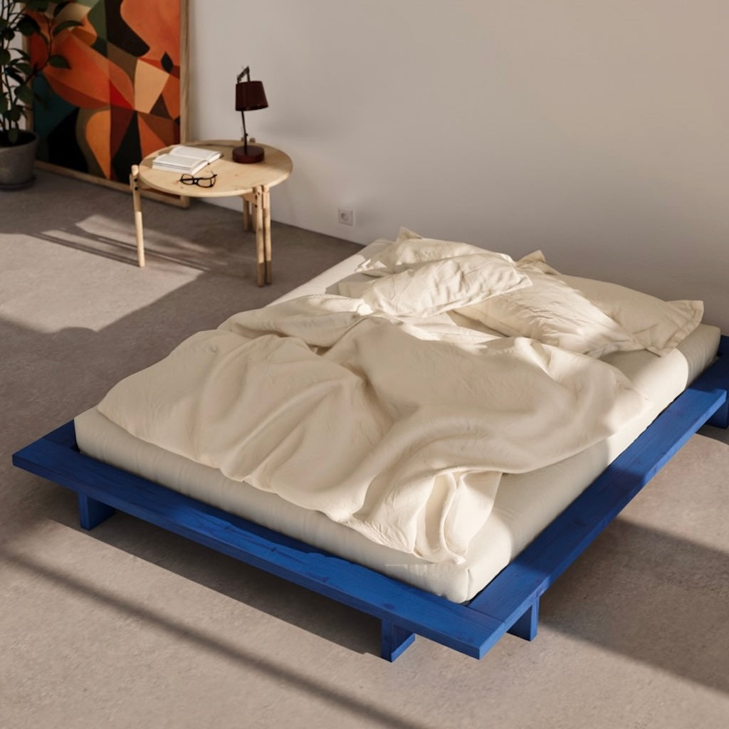 Vivid Blue Japan sänkyrunko futonpatjan kanssa.