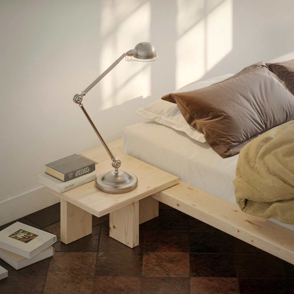 Käsittelemätön Japan yöpöytä integroituna samanväriseen Japan sänkyrunkoon.