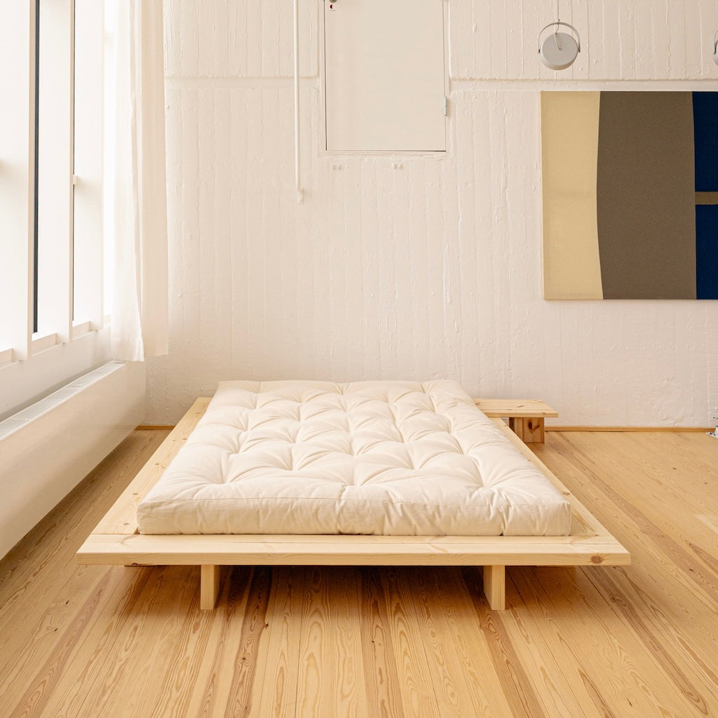 Käsittelemätön Japan yöpöytä integroituna samanväriseen Japan sänkyrunkoon.