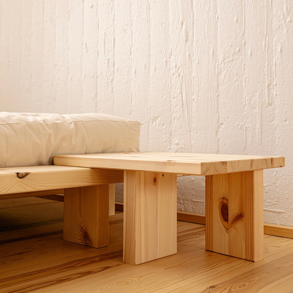 Käsittelemätön Japan yöpöytä integroituna samanväriseen Japan sänkyrunkoon.