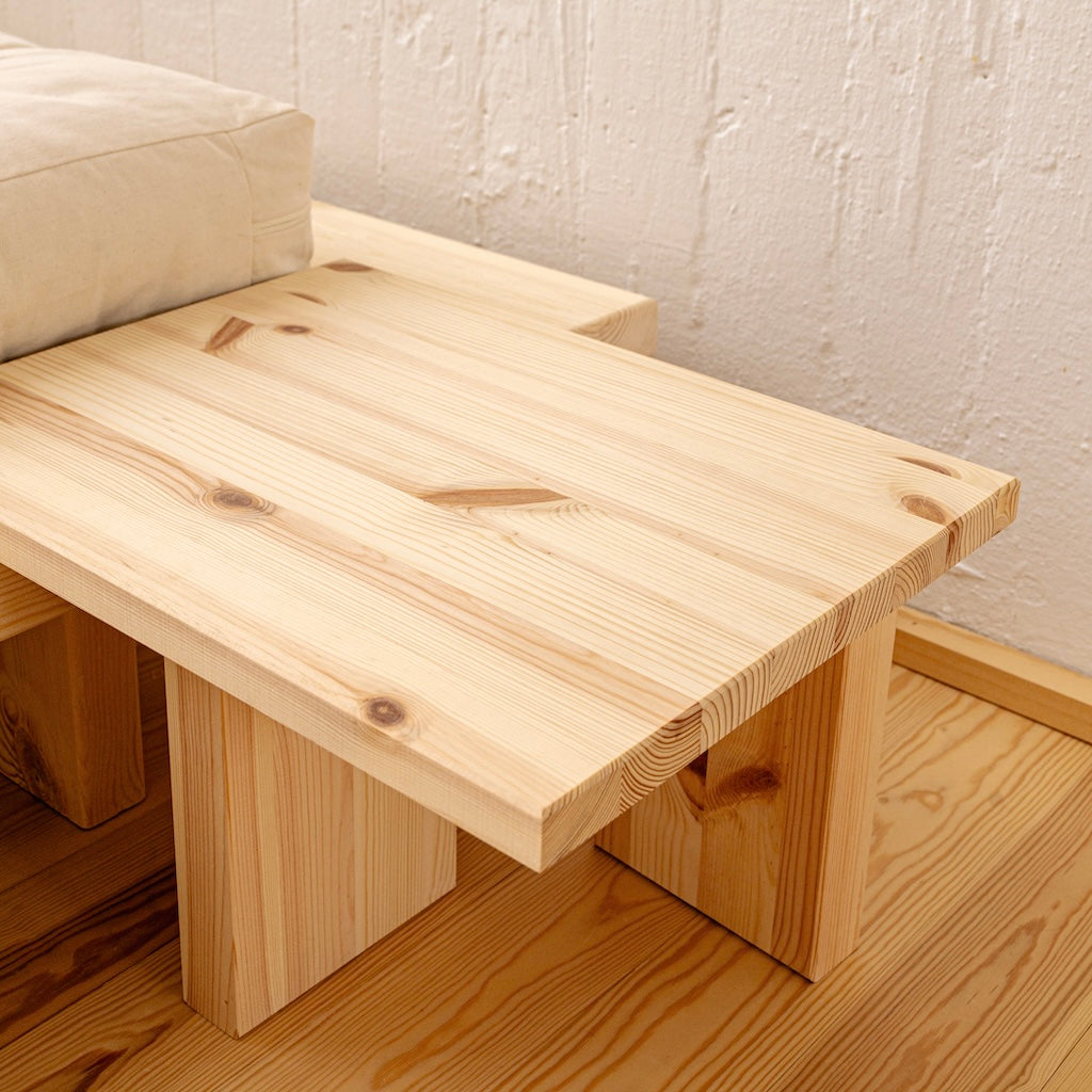 Käsittelemätön Japan yöpöytä integroituna samanväriseen Japan sänkyrunkoon.