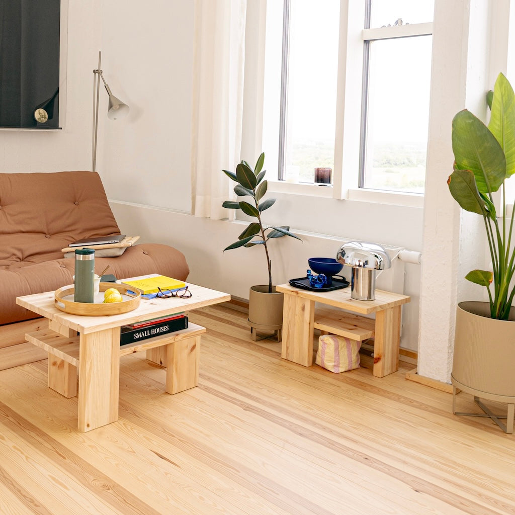 Kuvassa vasemmalla Japan pöytä ja oikealla Japan sivupöytä.