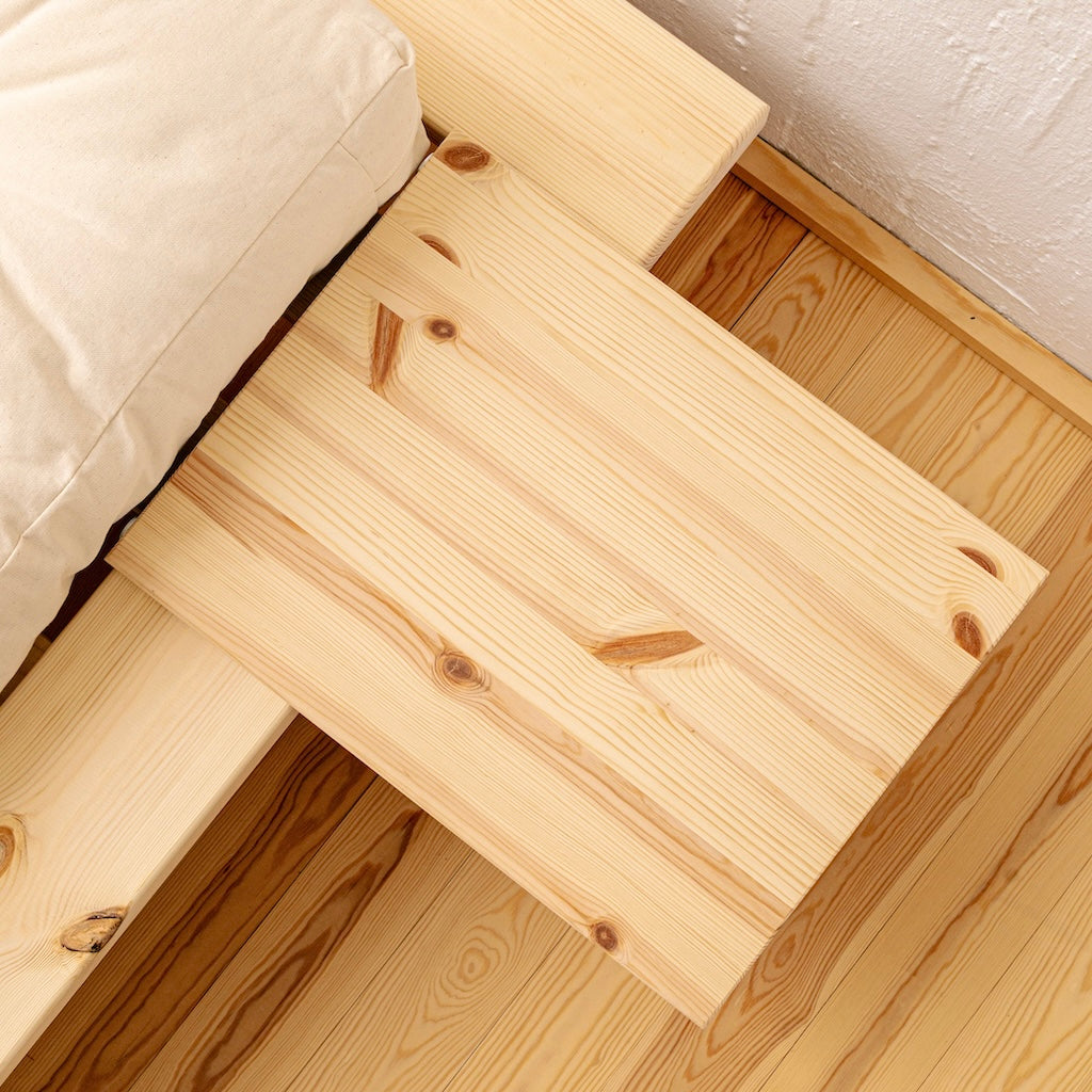 Käsittelemätön Japan yöpöytä integroituna samanväriseen Japan sänkyrunkoon.