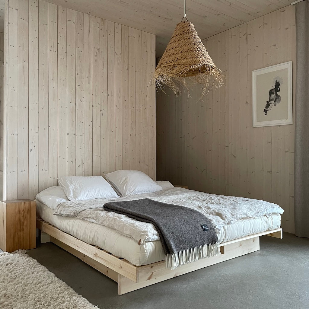 Kanso sänkyrunko laatikoiden kanssa. 