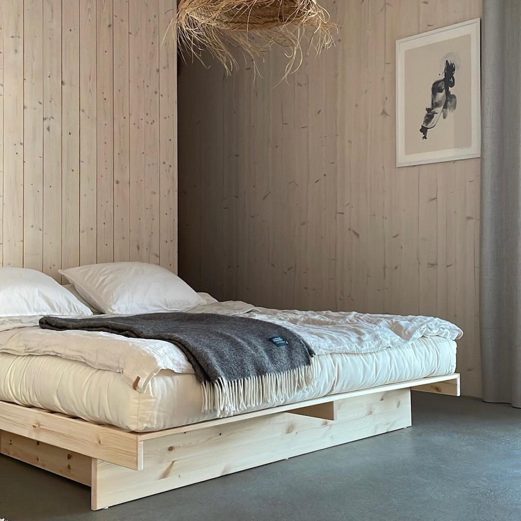 Kanso sänkyrunko laatikoiden kanssa. 