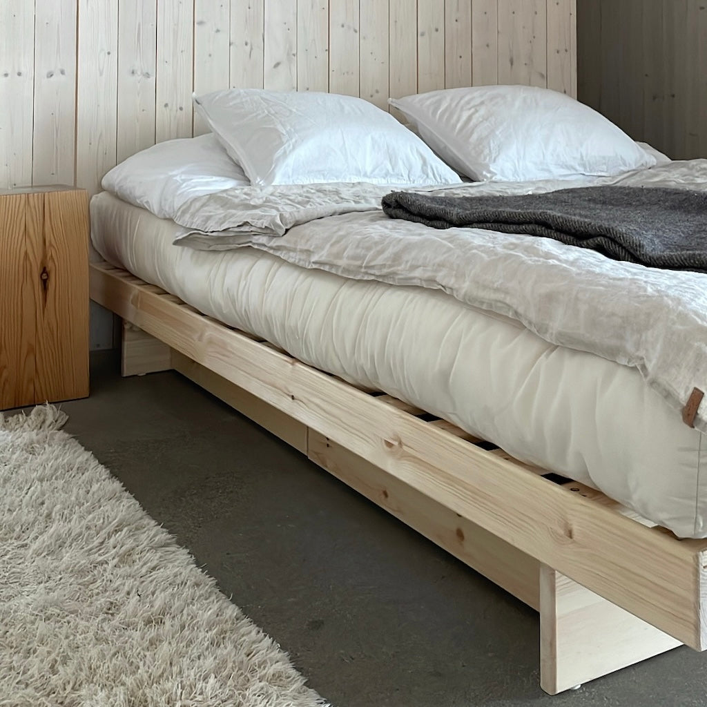 Kanso sänkyrunko laatikoiden kanssa. 