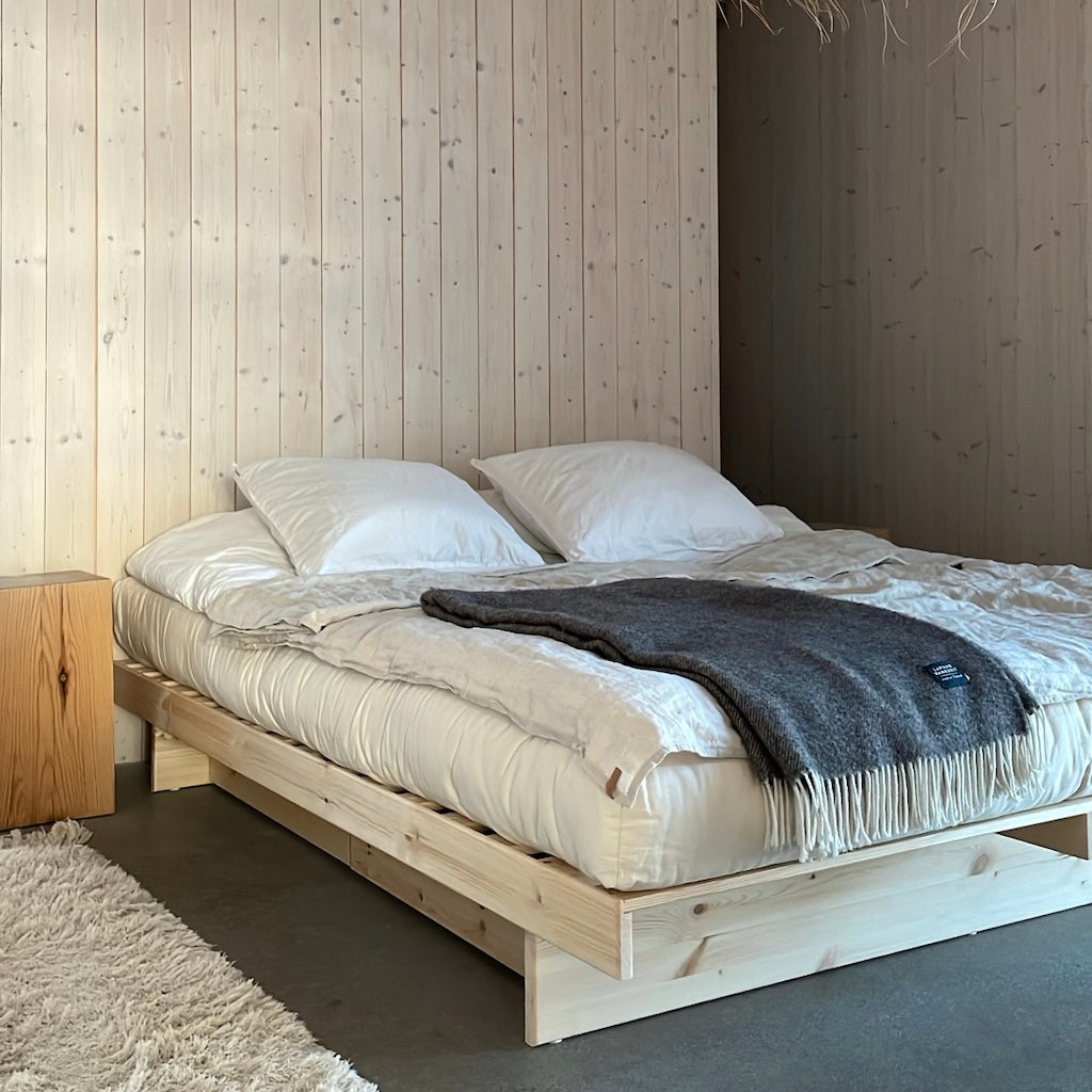 Kanso sänkyrunko laatikoiden kanssa. 