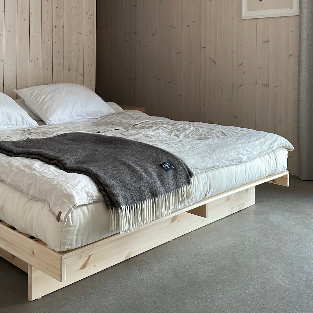 Kanso sänkyrunko laatikoiden kanssa. 