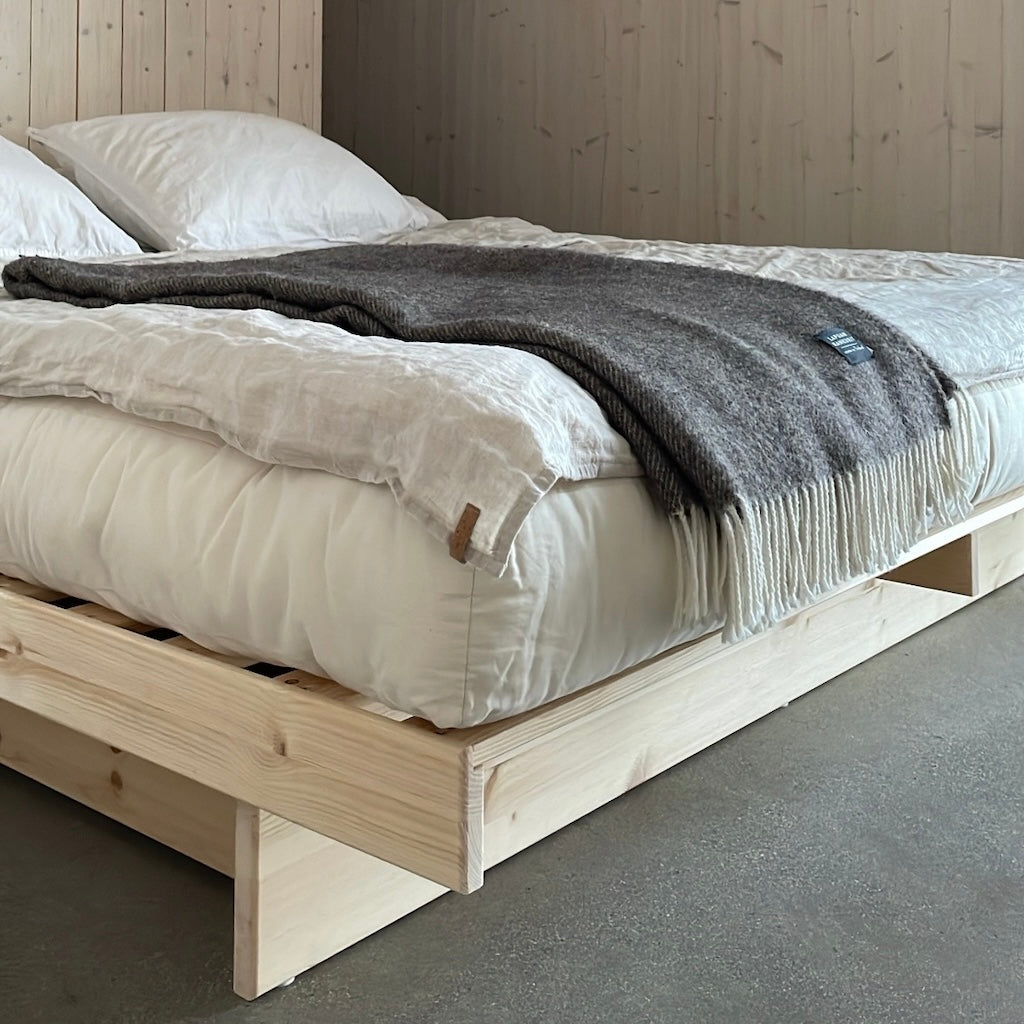 Kanso sänkyrunko laatikoiden kanssa. 