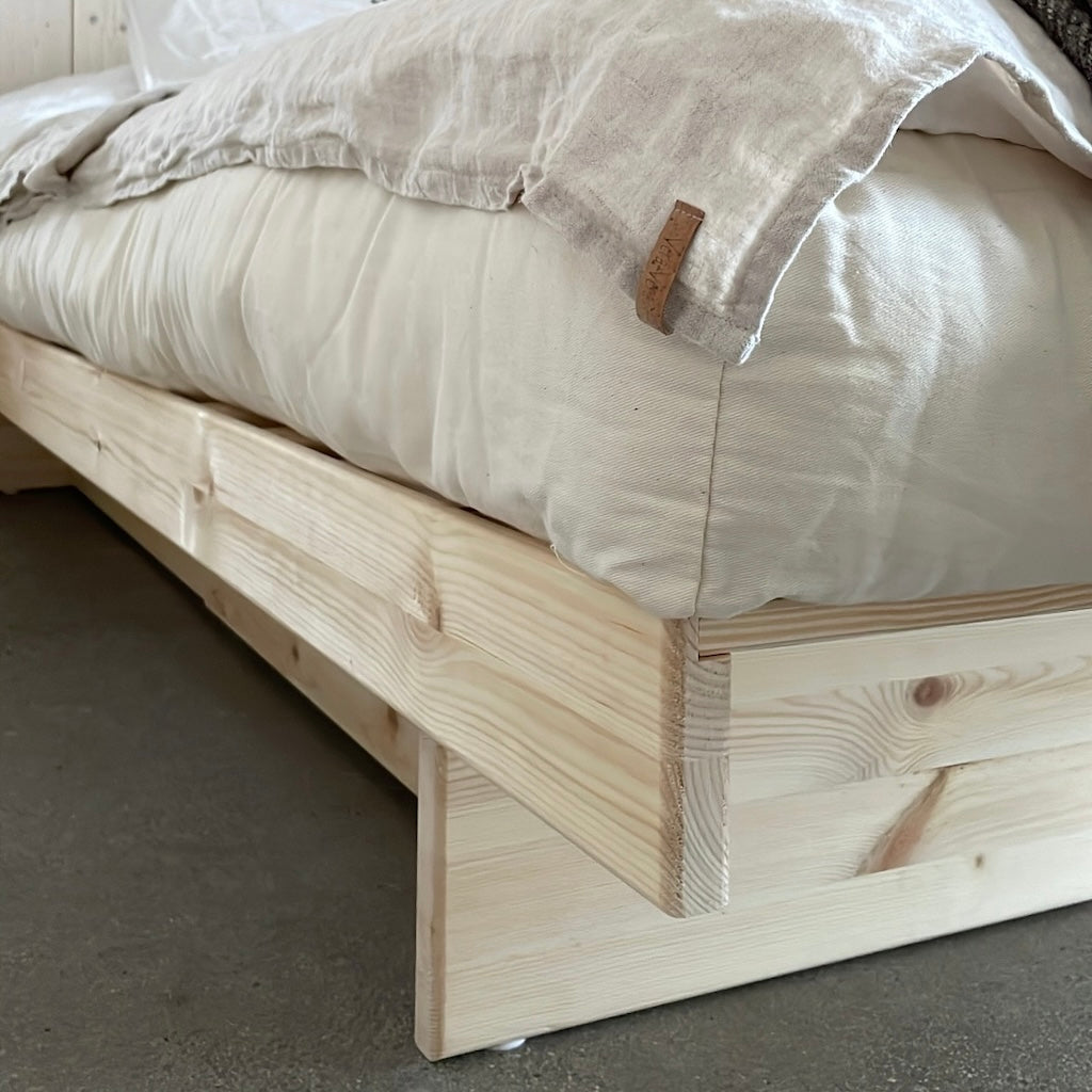 Kanso sänkyrunko laatikoiden kanssa. 