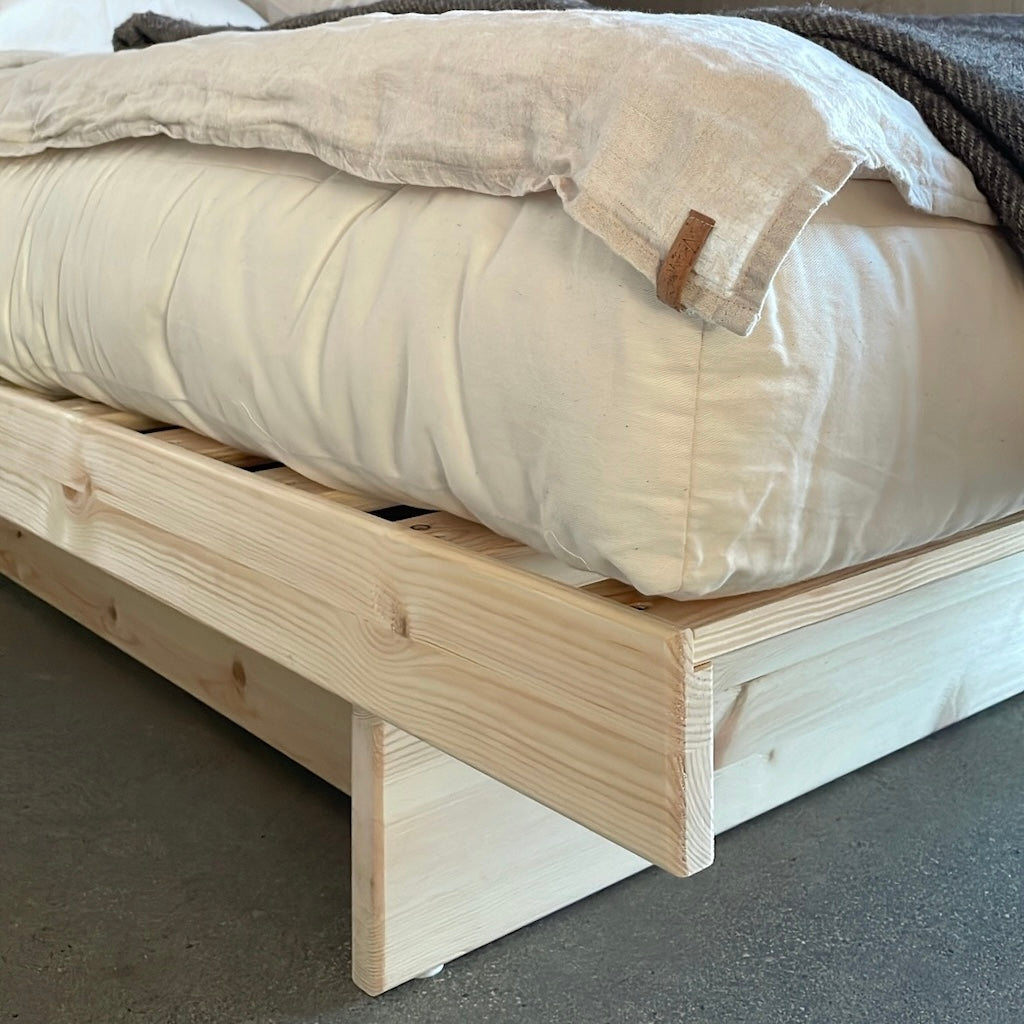 Kanso sänkyrunko laatikoiden kanssa. 