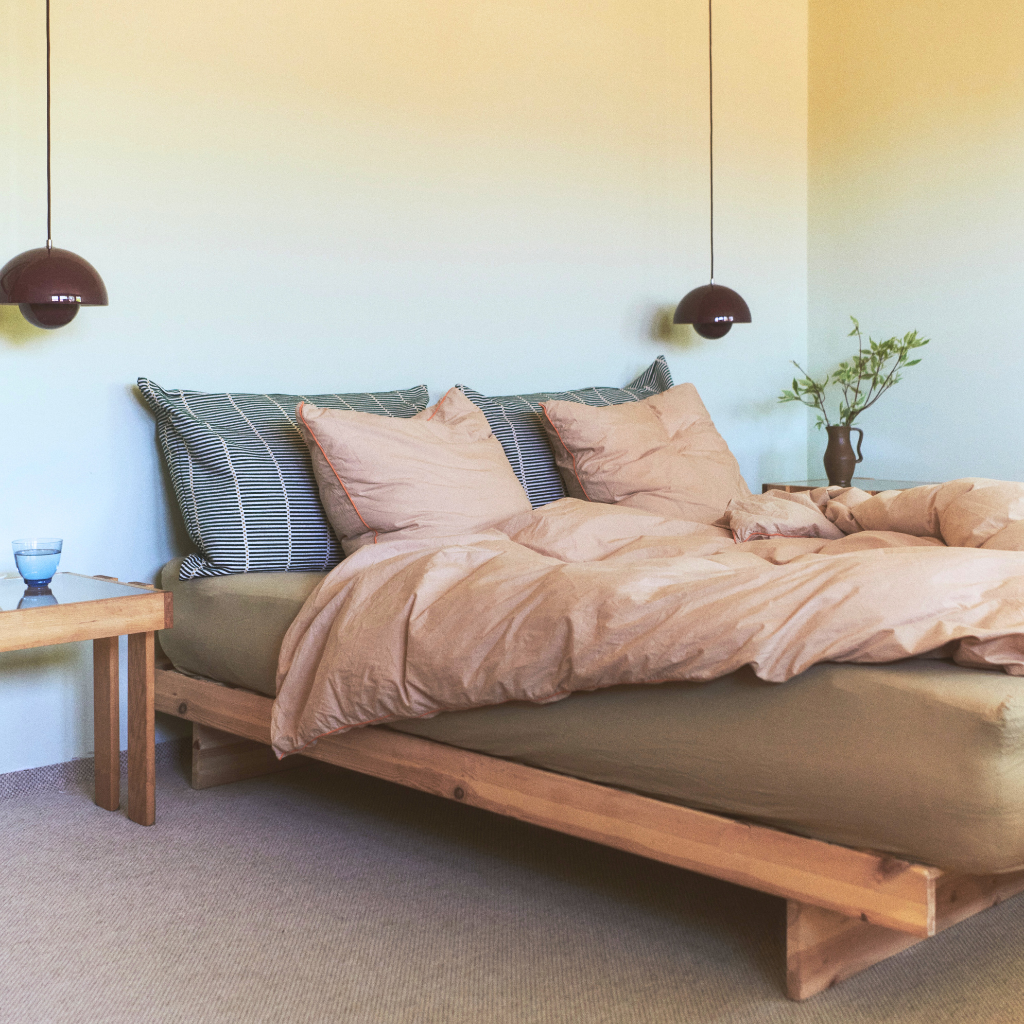 Kanso sänkyrunko ilman laatikoita.