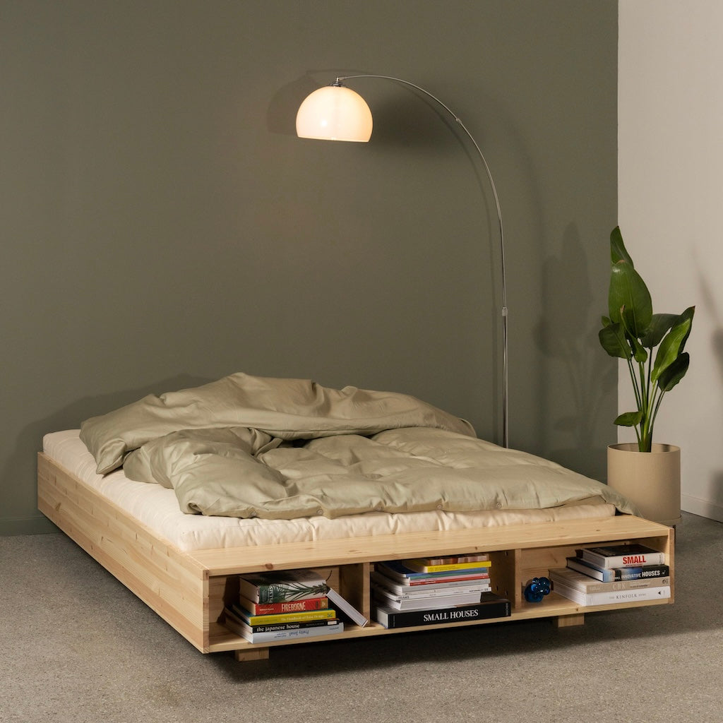 Merge sänkyrunko. Päädyssä on penkki ja säilytystilaa.