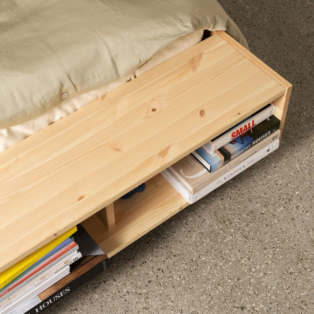 Merge sänkyrunko. Päädyssä on penkki ja säilytystilaa.