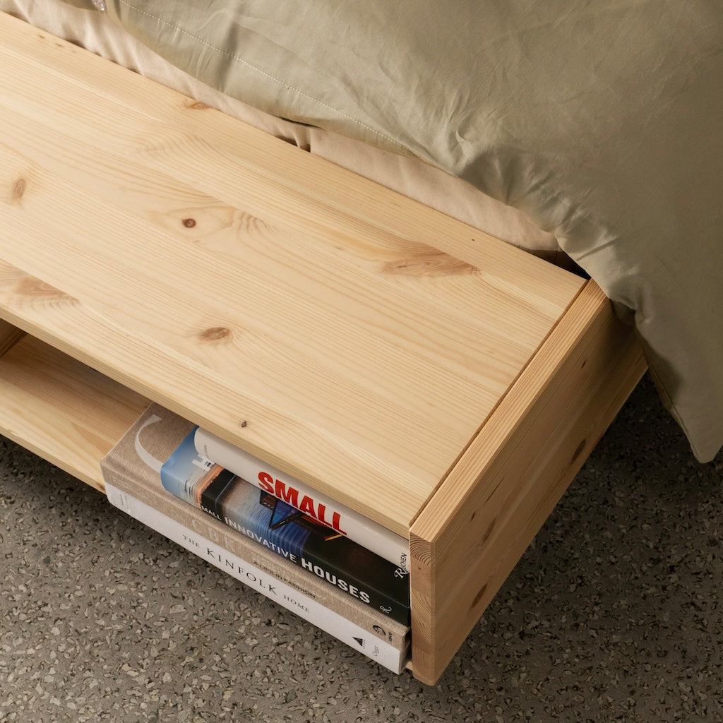 Merge sänkyrunko. Päädyssä on penkki ja säilytystilaa.