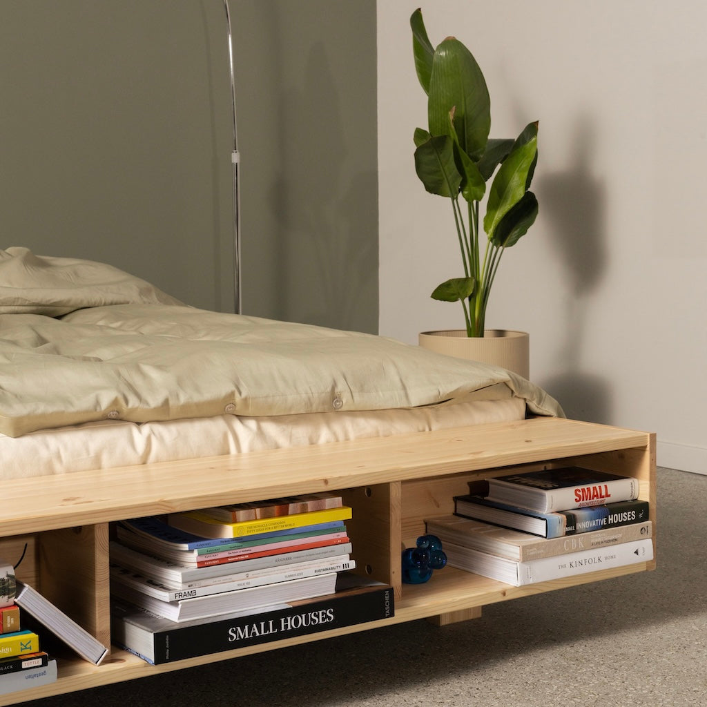 Merge sänkyrunko. Päädyssä on penkki ja säilytystilaa.