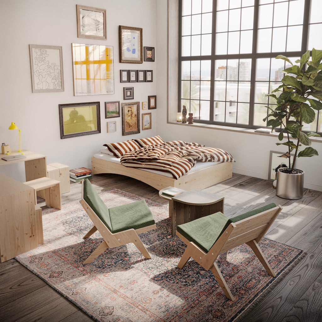 Orbit sänkyrunko, käsittelemätön. Kuvassa myös kaksi Sway Lounge tuolia.