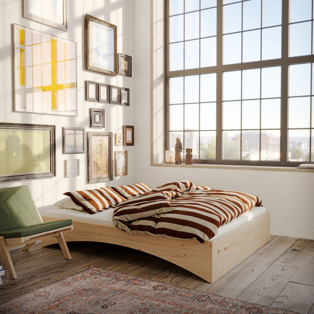 Orbit sänkyrunko, käsittelemätön. Kuvassa myös Sway Lounge tuoli.