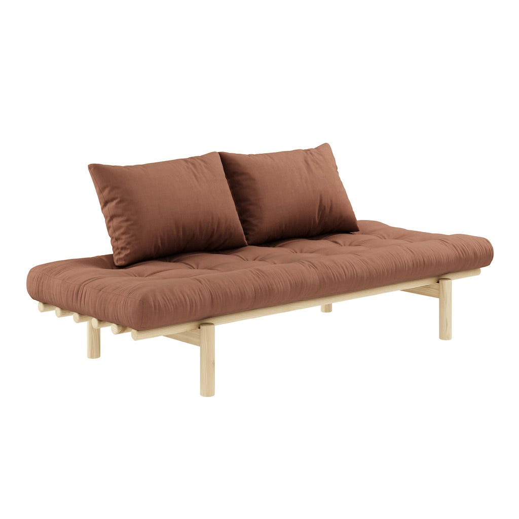 Pace Daybed vuodesohvan futonpatja ja tyynyt, kangas Clay Brown. Kuvassa myös Pace Daybed vuodesohvan luonnonväriseksi lakattu runko. (Hinta sisältää vain futonpatjan ja kaksi tyynyä.)