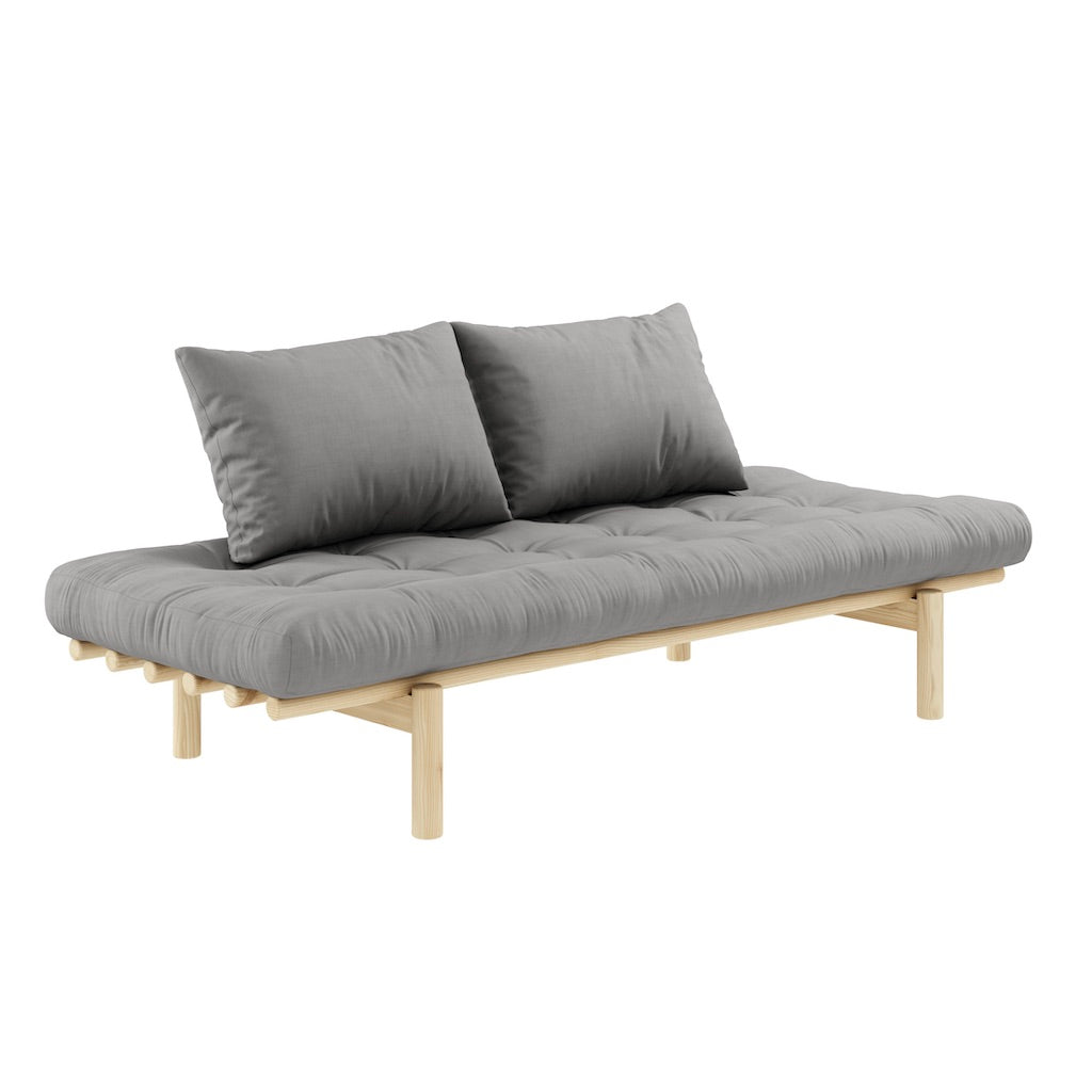 Pace Daybed vuodesohvan futonpatja ja tyynyt, kangas Grey. Kuvassa myös Pace Daybed vuodesohvan luonnonväriseksi lakattu runko. (Hinta sisältää vain futonpatjan ja kaksi tyynyä.)