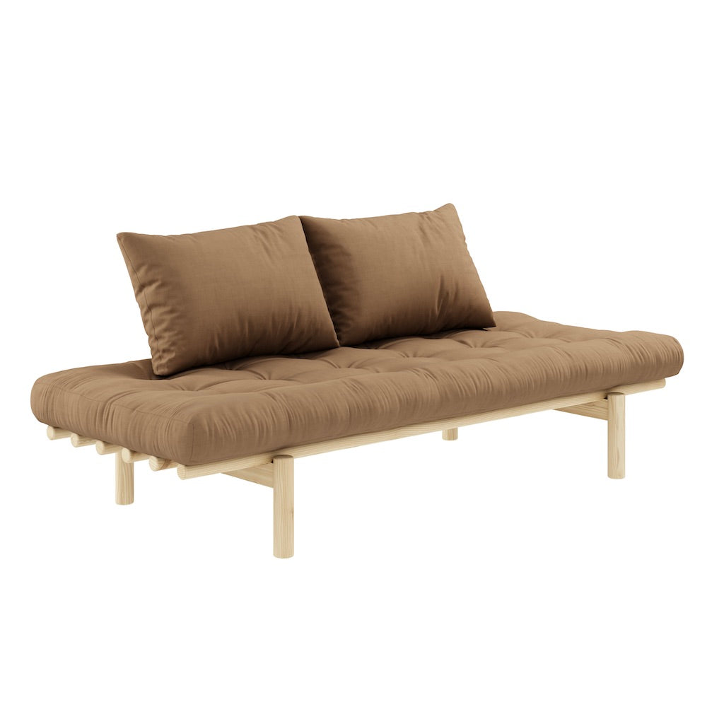 Pace Daybed vuodesohvan futonpatja ja tyynyt, kangas Mocca. Kuvassa myös Pace Daybed vuodesohvan luonnonväriseksi lakattu runko. (Hinta sisältää vain futonpatjan ja kaksi tyynyä.)