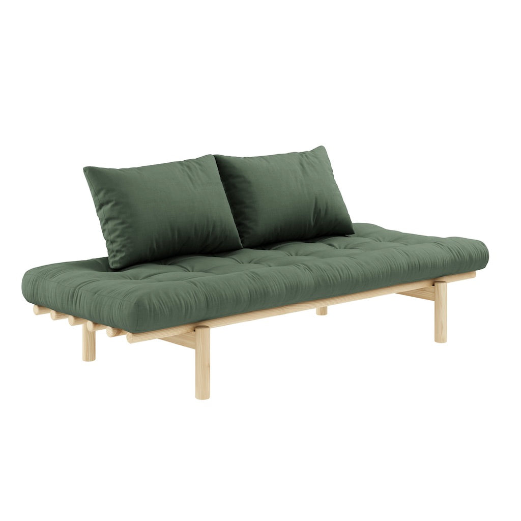Pace Daybed vuodesohvan futonpatja ja tyynyt, kangas Olive Green. Kuvassa myös Pace Daybed vuodesohvan luonnonväriseksi lakattu runko. (Hinta sisältää vain futonpatjan ja kaksi tyynyä.)