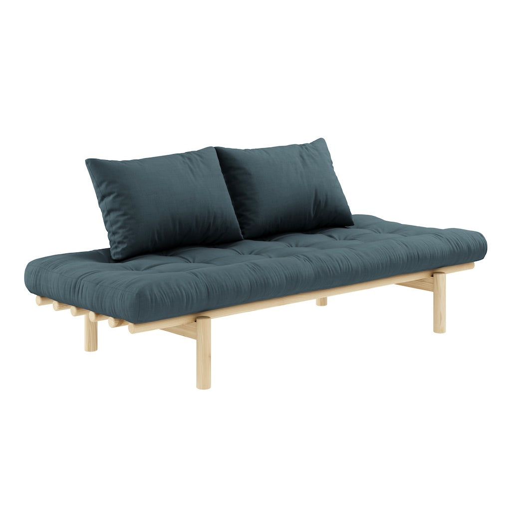 Pace Daybed vuodesohvan futonpatja ja tyynyt, kangas Petrol Blue. Kuvassa myös Pace Daybed vuodesohvan luonnonväriseksi lakattu runko. (Hinta sisältää vain futonpatjan ja kaksi tyynyä.)