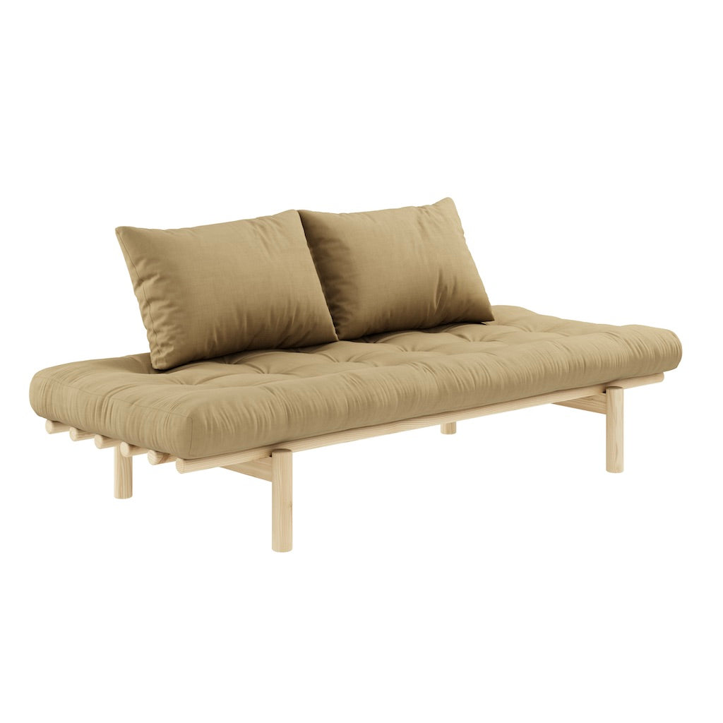 Pace Daybed vuodesohvan futonpatja ja tyynyt, kangas Wheat Beige. Kuvassa myös Pace Daybed vuodesohvan luonnonväriseksi lakattu runko. (Hinta sisältää vain futonpatjan ja kaksi tyynyä.)