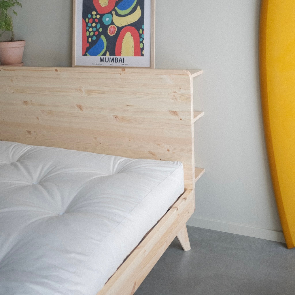 Päädyn takaa löytyy kiinteä hylly. Kuvassa luonnonvärinen runko.