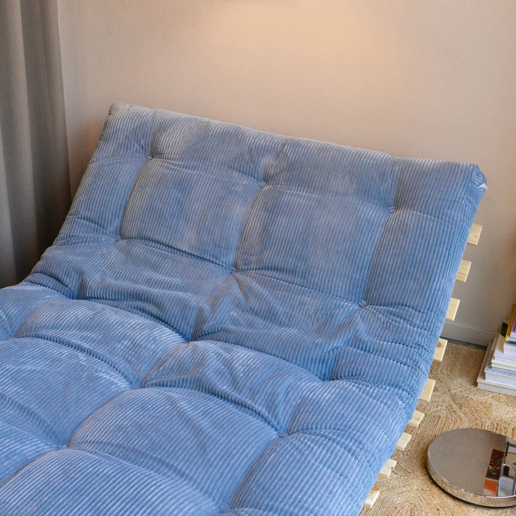 Roots 140 vuodesohva divaaniasennossa. Futonpatjan samettikangas Mega Corduroy, väri Hazy Blue. Runko käsittelemätöntä massiivimäntyä. 
