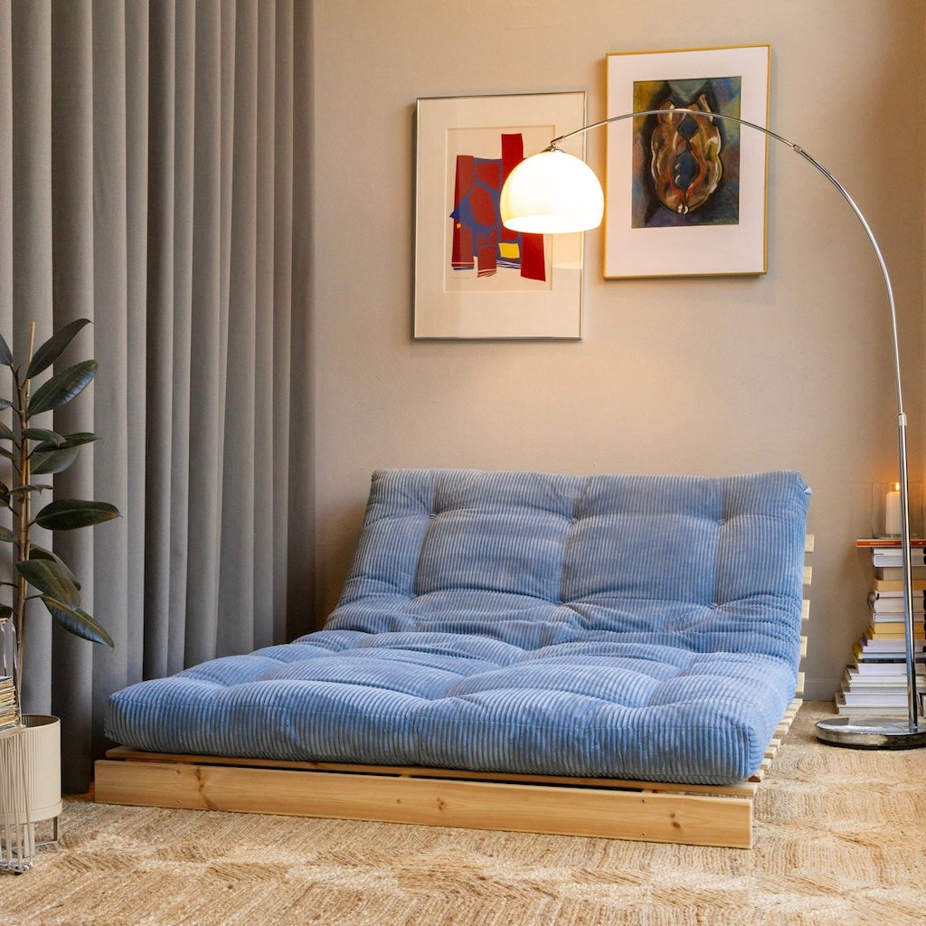 Roots 140 vuodesohva divaaniasennossa. Futonpatjan samettikangas Mega Corduroy, väri Hazy Blue. Runko käsittelemätöntä massiivimäntyä. 