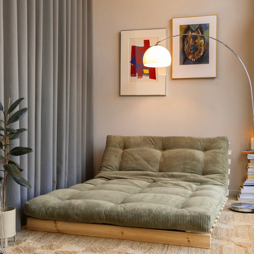 Roots 140 vuodesohva divaaniasennossa. Futonpatjan samettikangas Mega Corduroy, väri Khaki Green. Runko käsittelemätöntä massiivimäntyä. 