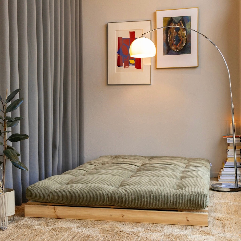 Roots 140 vuodesohva vuodeasennossa. Futonpatjan samettikangas Mega Corduroy, väri Khaki Green. Runko käsittelemätöntä massiivimäntyä. 