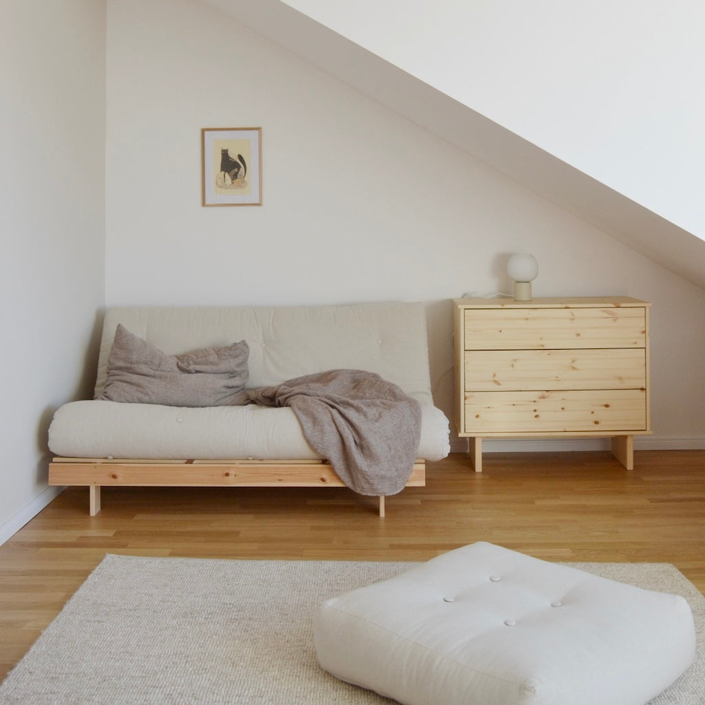 Roots 160 vuodesohva, runko käsittelemätön, kangas Linen. Kuvassa myös More Pouf ja Kommo lipasto.