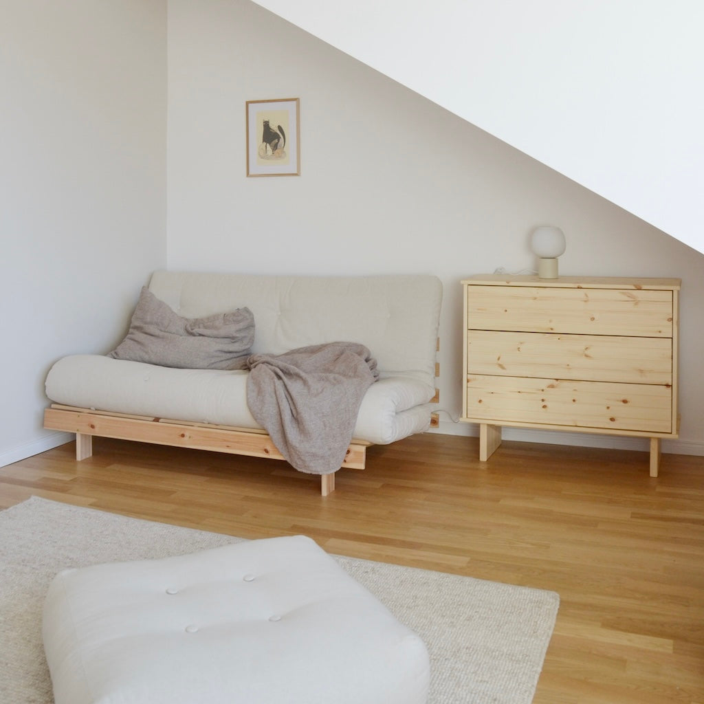 Roots 160 vuodesohva, runko käsittelemätön, kangas Linen. Kuvassa myös More Pouf ja Kommo lipasto.