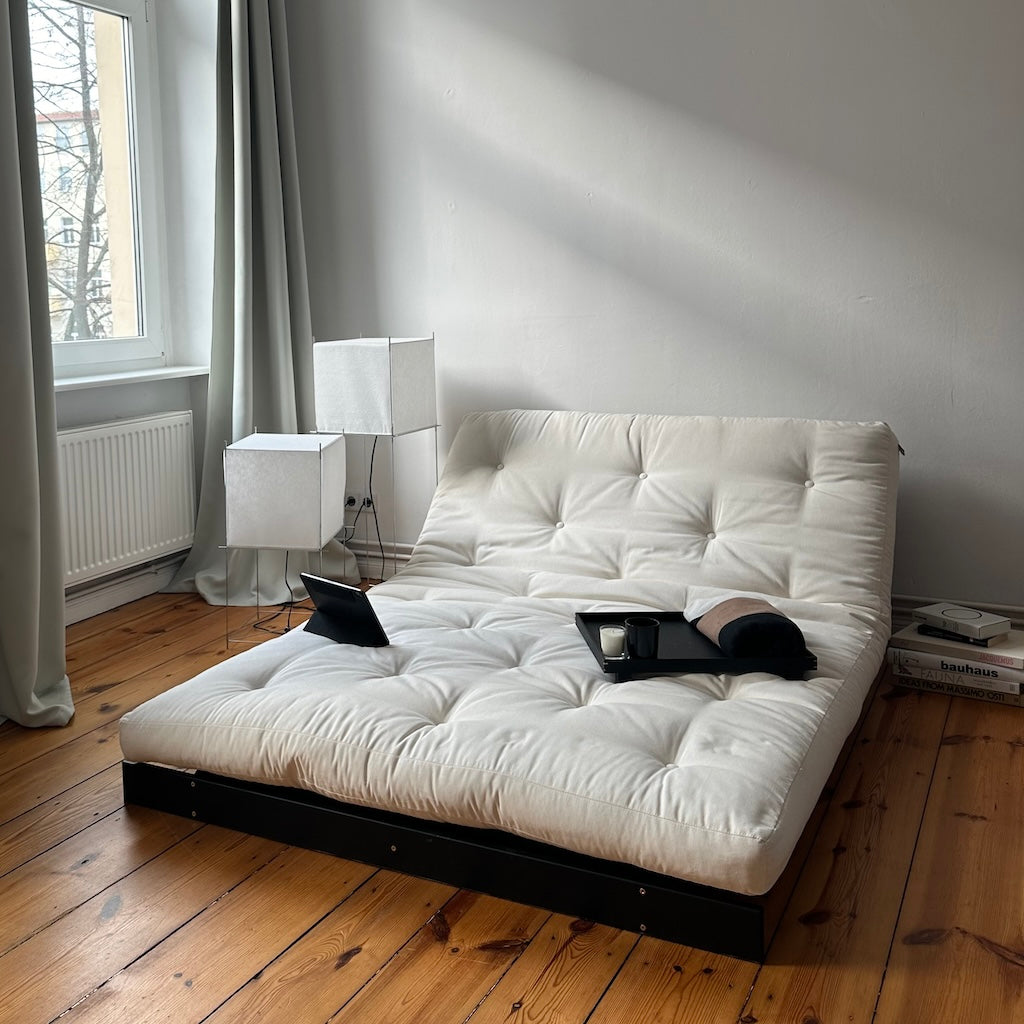 Roots 140 vuodesohva, runko musta, kangas Natural.