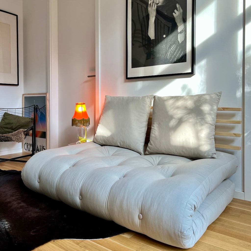 Kuvassa Shin Sano vuodesohva, runko luonnonvärinen, kangas Beige. Heti varastosta Shin Sanon kangas on Grey.