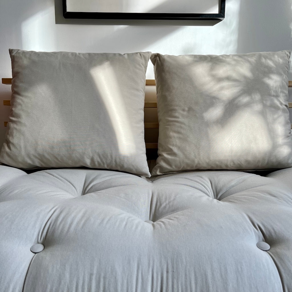 Shin Sano vuodesohva, runko luonnonvärinen, kangas Beige.