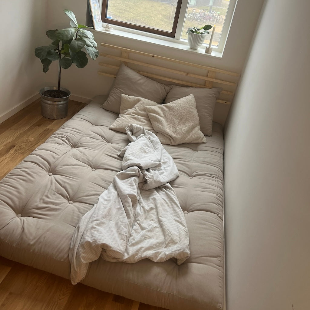 Shin Sano vuodesohva, runko luonnonvärinen, kangas Beige.