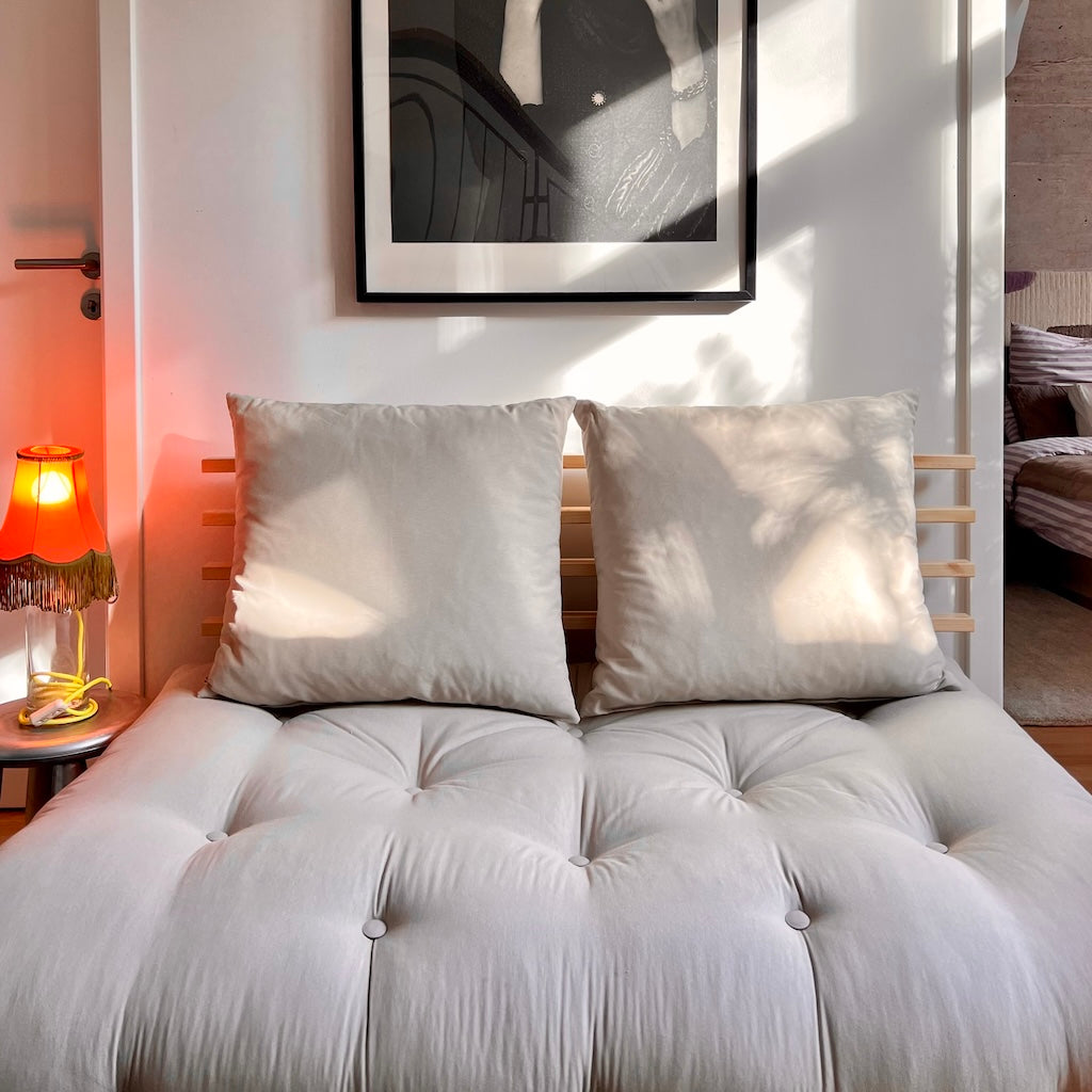 Kuvassa Shin Sano vuodesohva, runko luonnonvärinen, kangas Beige. Heti varastosta Shin Sanon kangas on Grey.