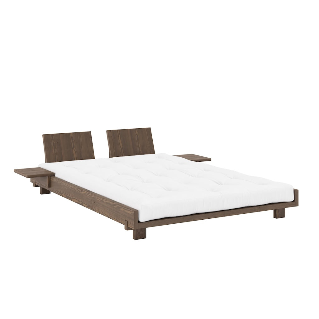 Social sänkyrunko, jossa kaksi sivupöytää ja kaksi selkänojaa. Kuvassa myös futonpatja.