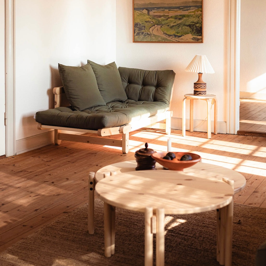 Sticks pöytä, matala ja korkea, väri Clear. Kuvassa myös Beat vuodesohva.