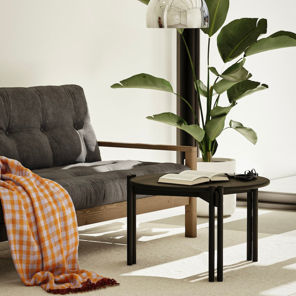 Sticks pöytä, korkea, väri Black Night. Kuvassa näkyy myös Knob vuodesohvaa.