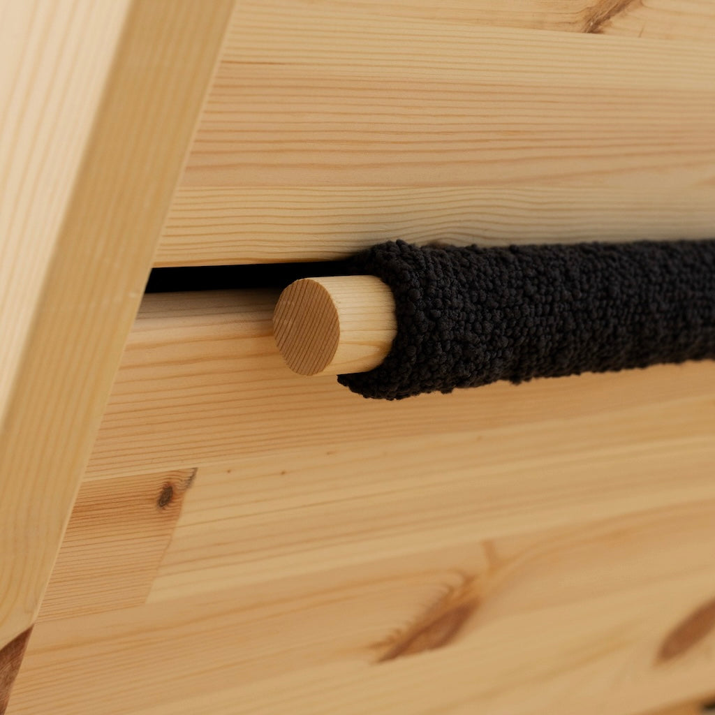 Sway Lounge tuoli, kangas Midnight Grey. Patjaosa kiinnittyy tuolin taakse puisella puolalla.