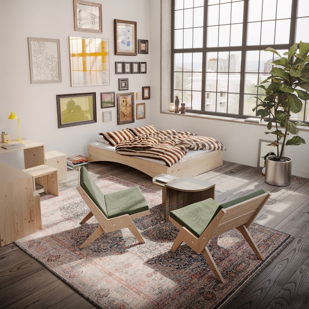 Kaksi Sway Lounge tuolia, kangas Evergreen. Kuvassa myös Orbit sänkyrunko.