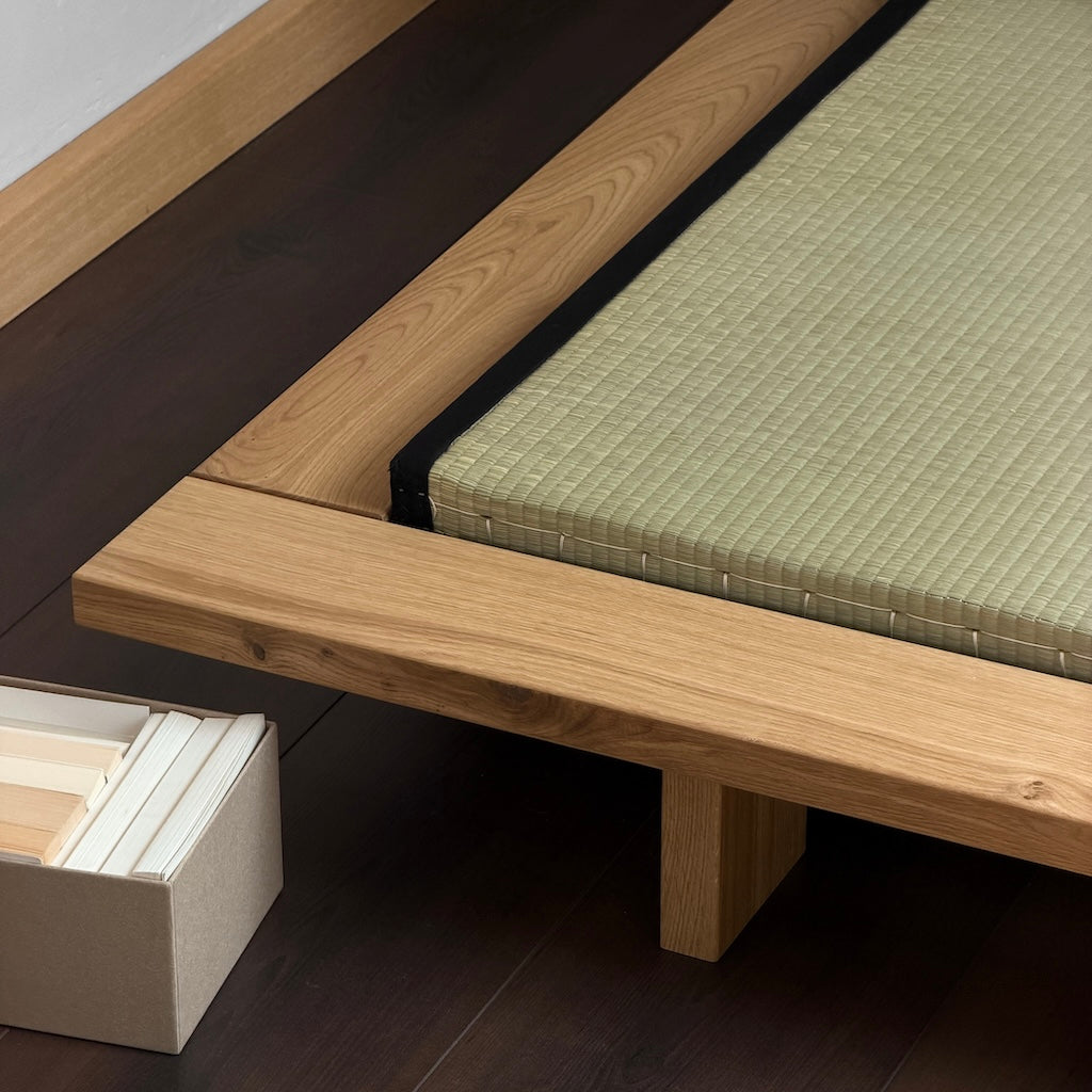 Kuvassa Tatami ja öljytty tammi Japan sänkyrunko.